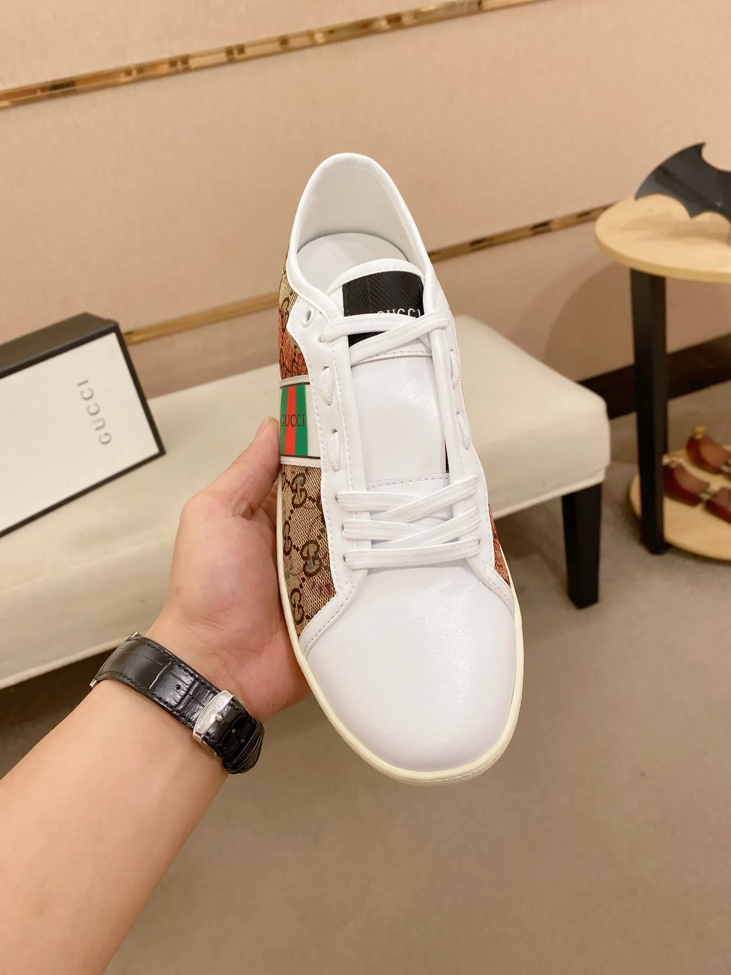 Factory price: 400💰 (GUCCI) The latest model from the official website 🎁🎁Casual and fashionable men's shoes👟, hot style 💥The version is simple and elegant, exclusive for trendy men. Unique official website latest brand elements 👑Gucci original decoration, fashionable and generous, the fabric is original cowhide ✅sheepskin lining, the official website specifies wear-resistant casual outsole, the classic model is taken in kind at the counter🎬38-44 (45 is not returned or exchanged)